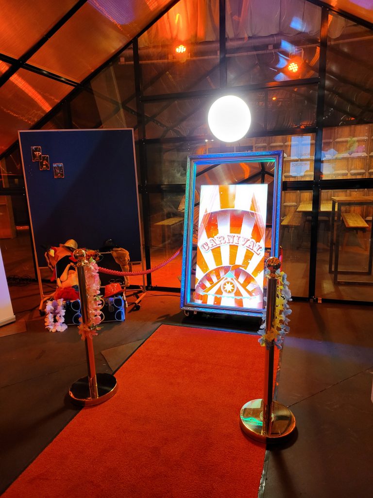 Fotospiegel verleih für Hamburg, Niedersachsen, Mecklenburg Vorpommern und Schleswig-Holstein von FotoboxHamburg. Miete jetzt dein Magic Mirror Fotospiegel für deine Hochzeit, Messe, Geburztag oder Firmenfeier.