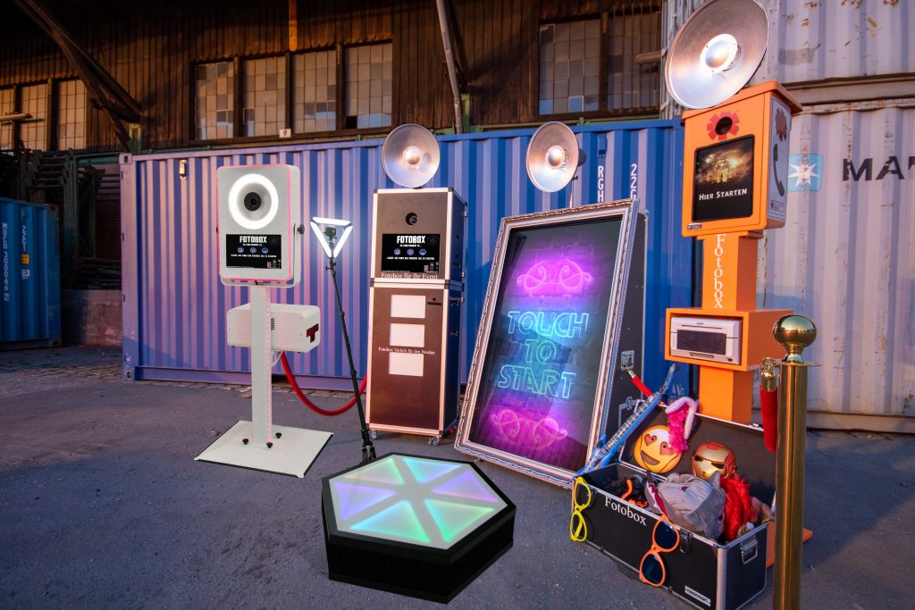 Fotobox verleih für Hamburg, Niedersachsen, Mecklenburg Vorpommern und Schleswig-Holstein von FotoboxHamburg. Miete jetzt deine Fotobox für deine Hochzeit, Messe, Geburztag oder Firmenfeier.