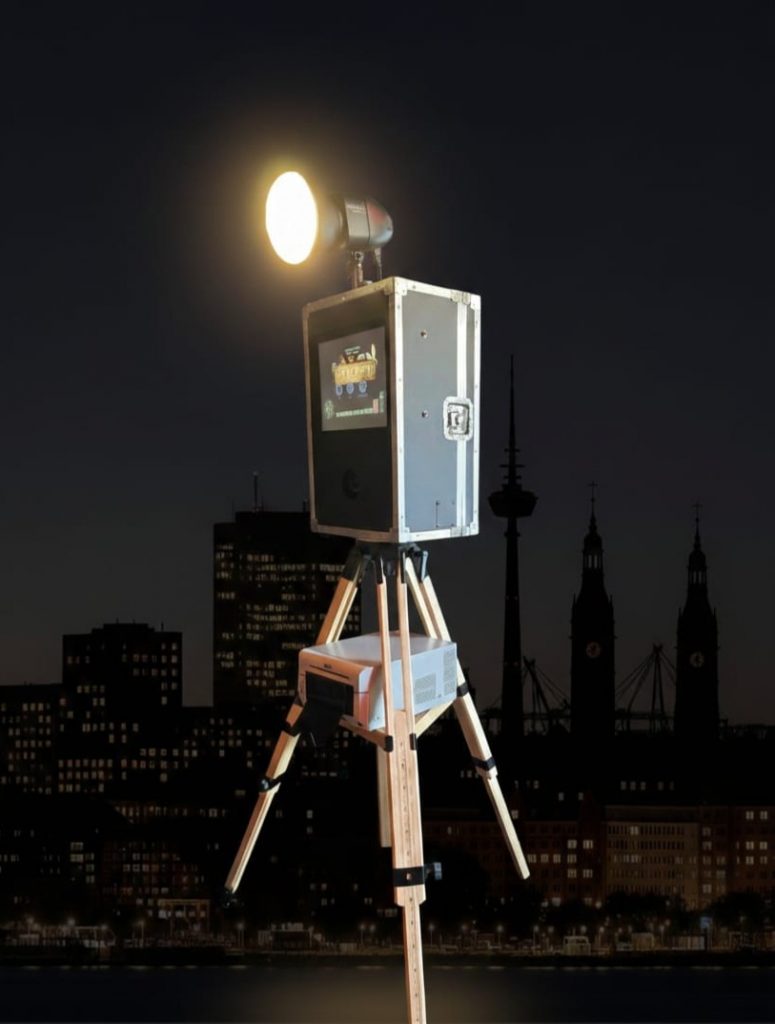 Fotobox Klassik auf Berlebach Stativ von FotoboxHamburg. Der Fotobox verleih Profi für Hamburg