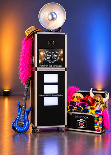 Professionelle-Fotobox-mit-Partyrequisiten-Fotobox-Tower-FotoboxHamburg.com